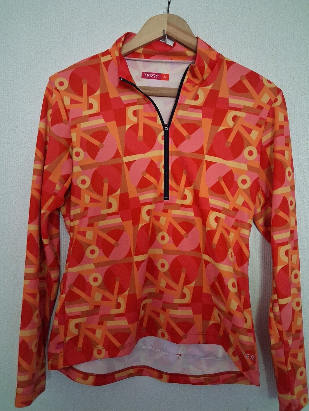 Terry Women's Cycling Lightweight Zip Pullover in Coral & Pink Geometric